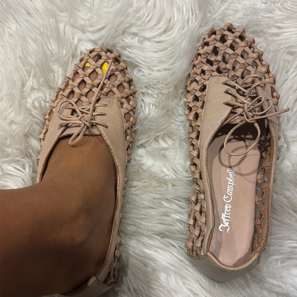 Tan knit leather shoes